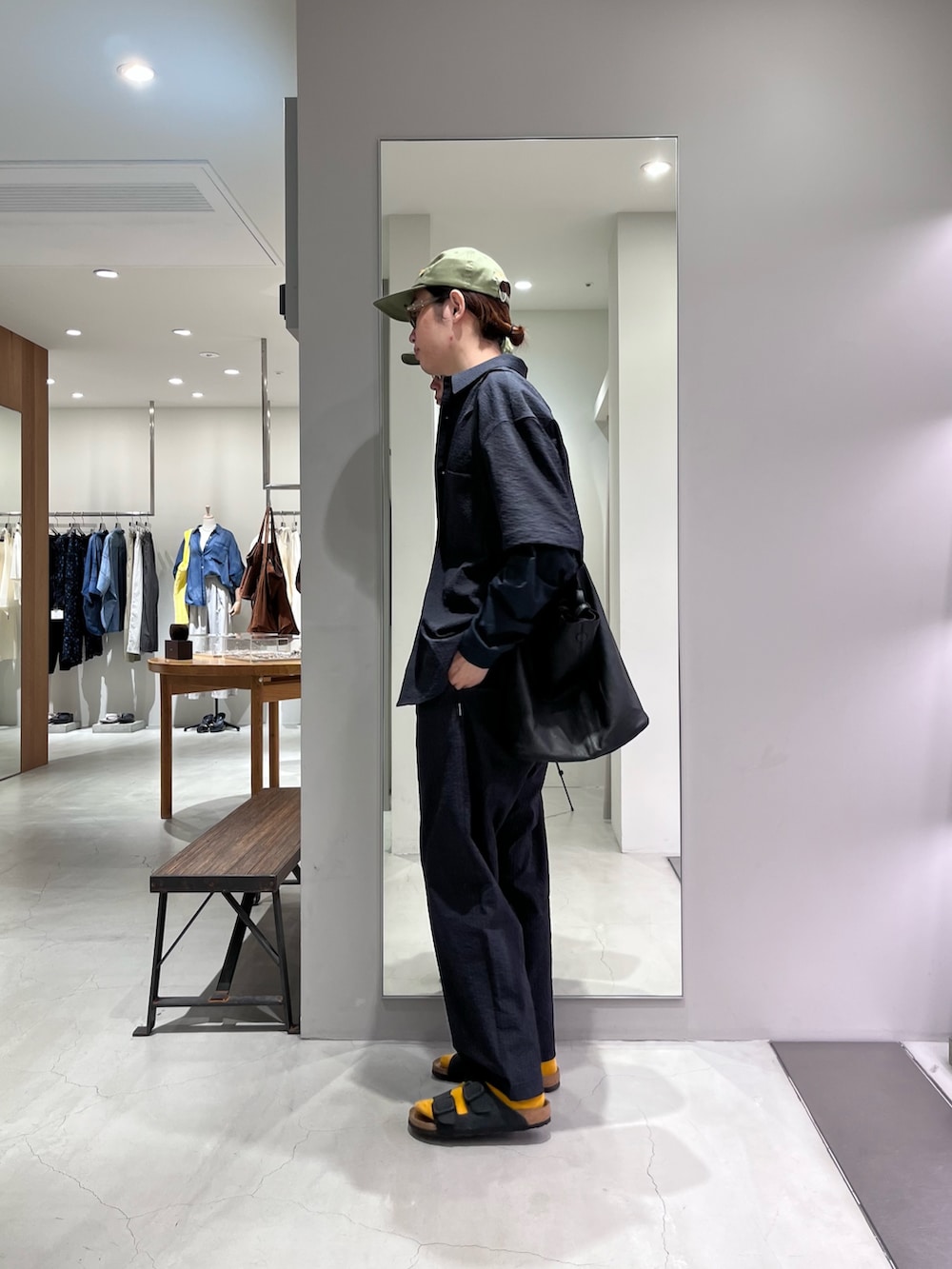 その他のシャツ/ブラウス、ブラック系のサンダル、その他のその他パンツを着用したメンズの春コーディネートの2枚目の写真