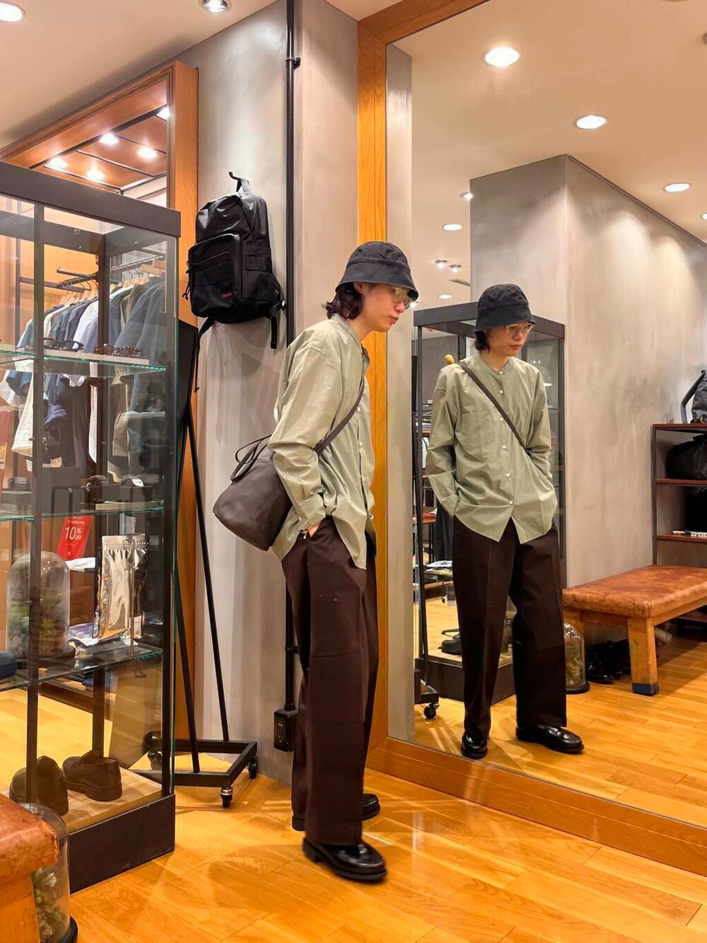 グリーン系のシャツ/ブラウス、ブラウン系のその他パンツ、ブラウン系のトートバッグを着用したメンズの夏コーディネートの2枚目の写真