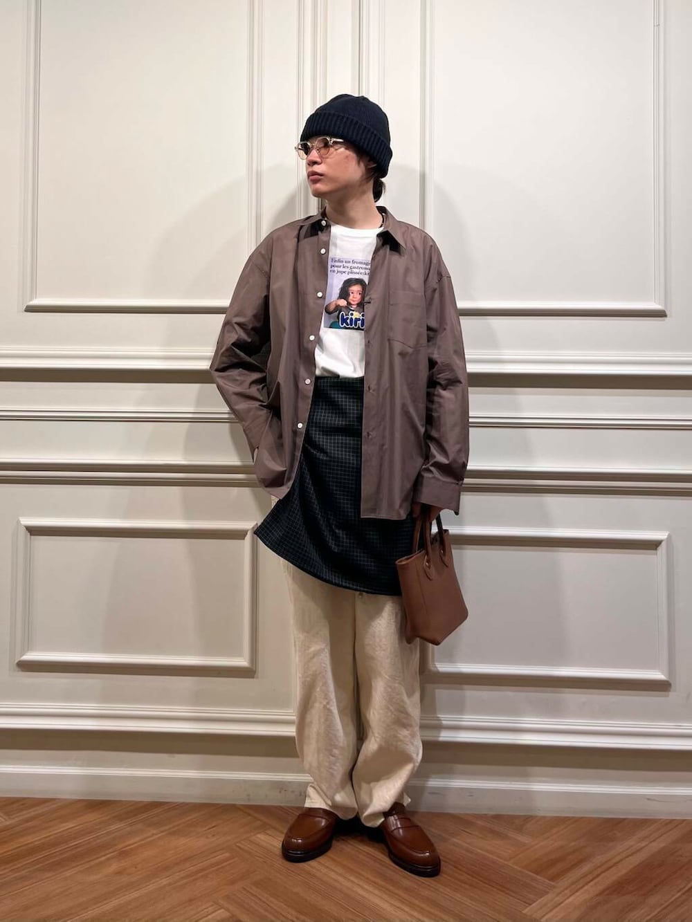 ブラウン系のシャツ/ブラウス、ホワイト系のTシャツ/カットソー、ベージュ系のドレスシューズを着用したメンズの春コーディネートの2枚目の写真