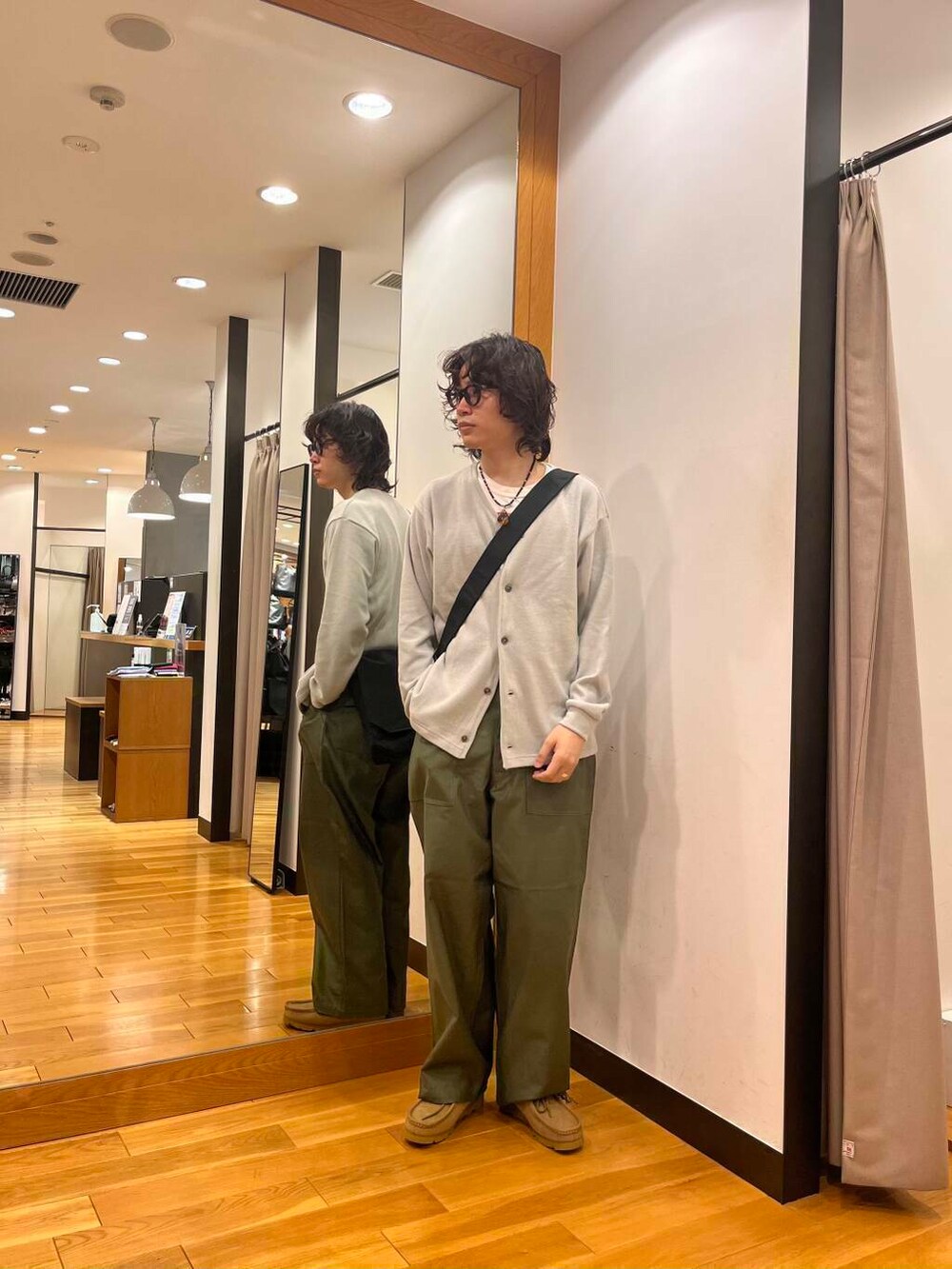 グレー系のカーディガン/ボレロ、ブラウン系のその他シューズ、グリーン系のチノパンツを着用したメンズの夏コーディネートの4枚目の写真