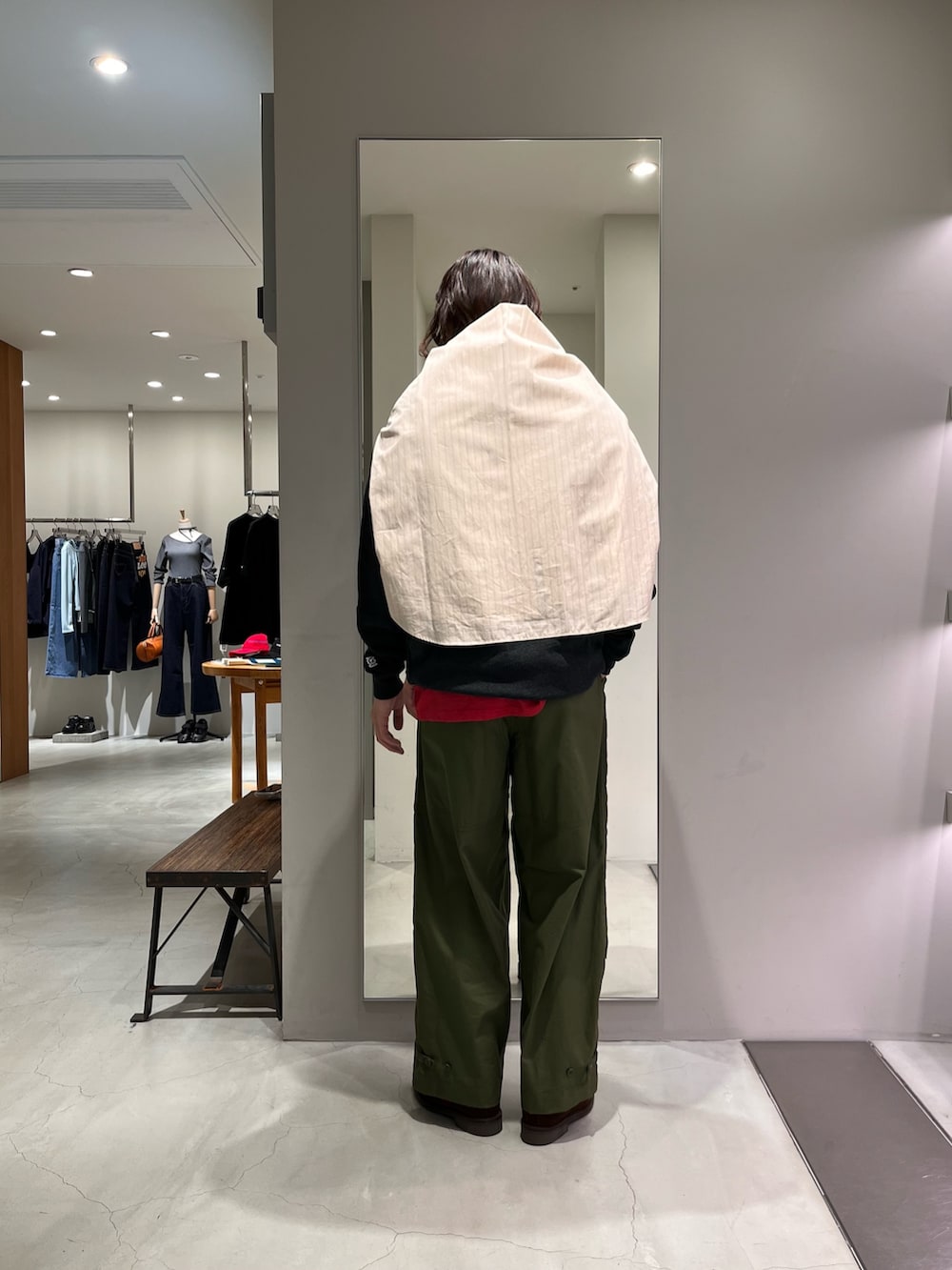 グリーン系のその他パンツ、レッド系のTシャツ/カットソー、ホワイト系のシャツ/ブラウスを着用したメンズの春コーディネートの3枚目の写真