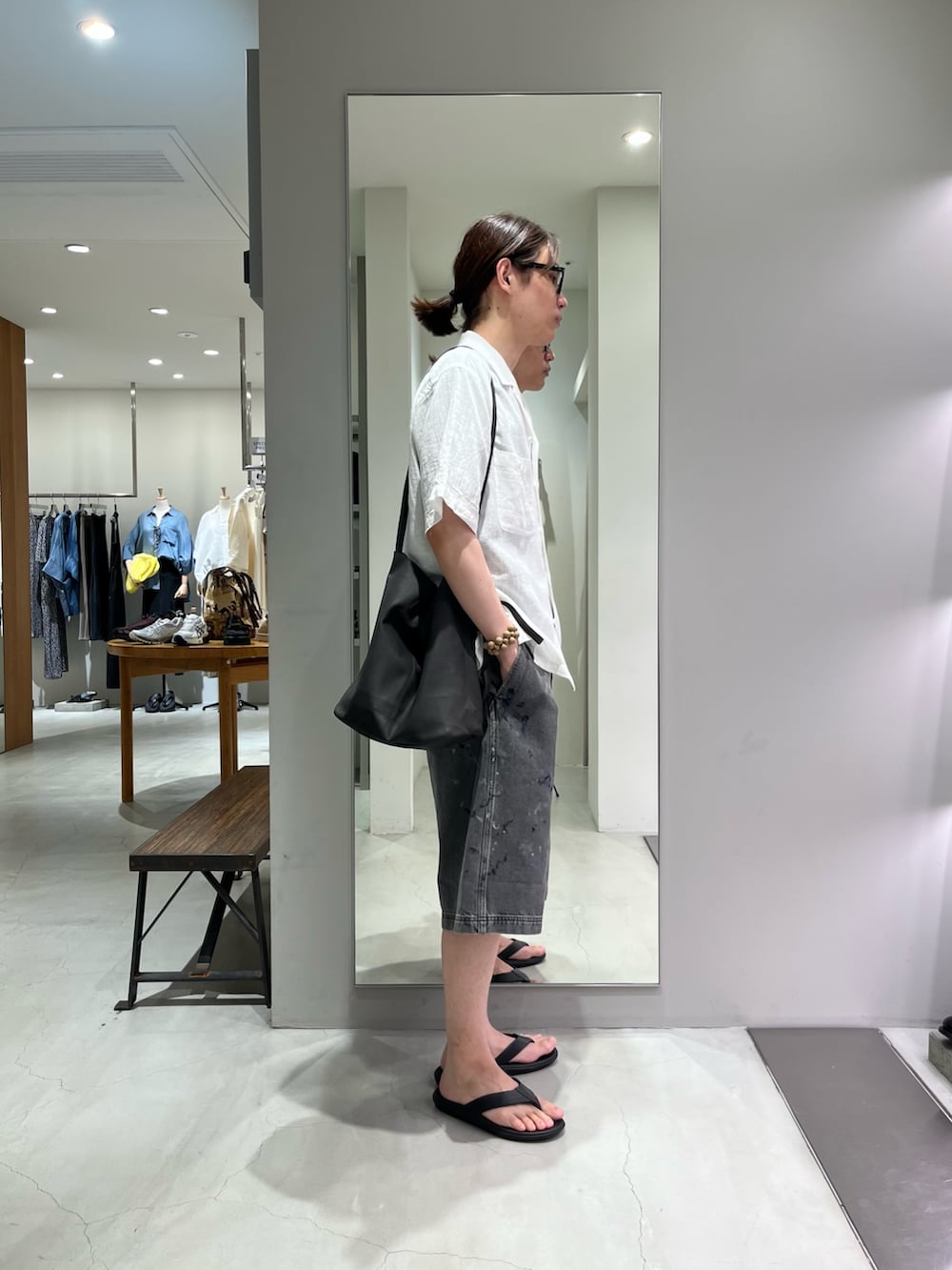 ブラック系のサンダル、ブラック系のその他パンツ、グレー系のトートバッグを着用したメンズの夏コーディネートの2枚目の写真