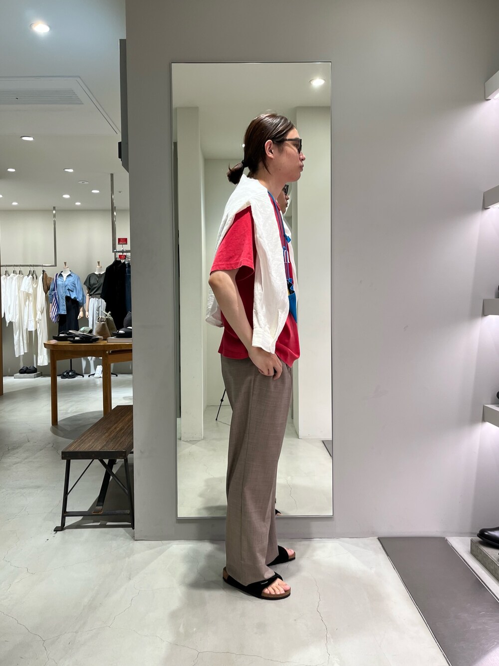 ベージュ系のその他パンツ、レッド系のTシャツ/カットソー、ブラック系のサンダルを着用したメンズの夏コーディネートの2枚目の写真