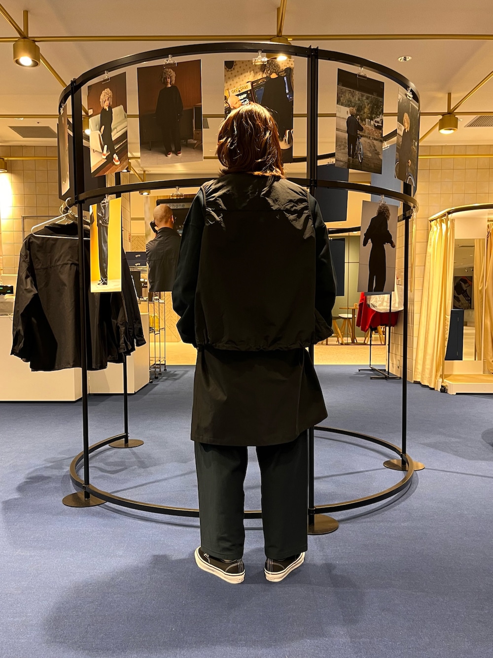 ブラック系のその他シューズ、ブルー系のその他パンツ、ブルー系のスウェットを着用したメンズの冬コーディネートの3枚目の写真