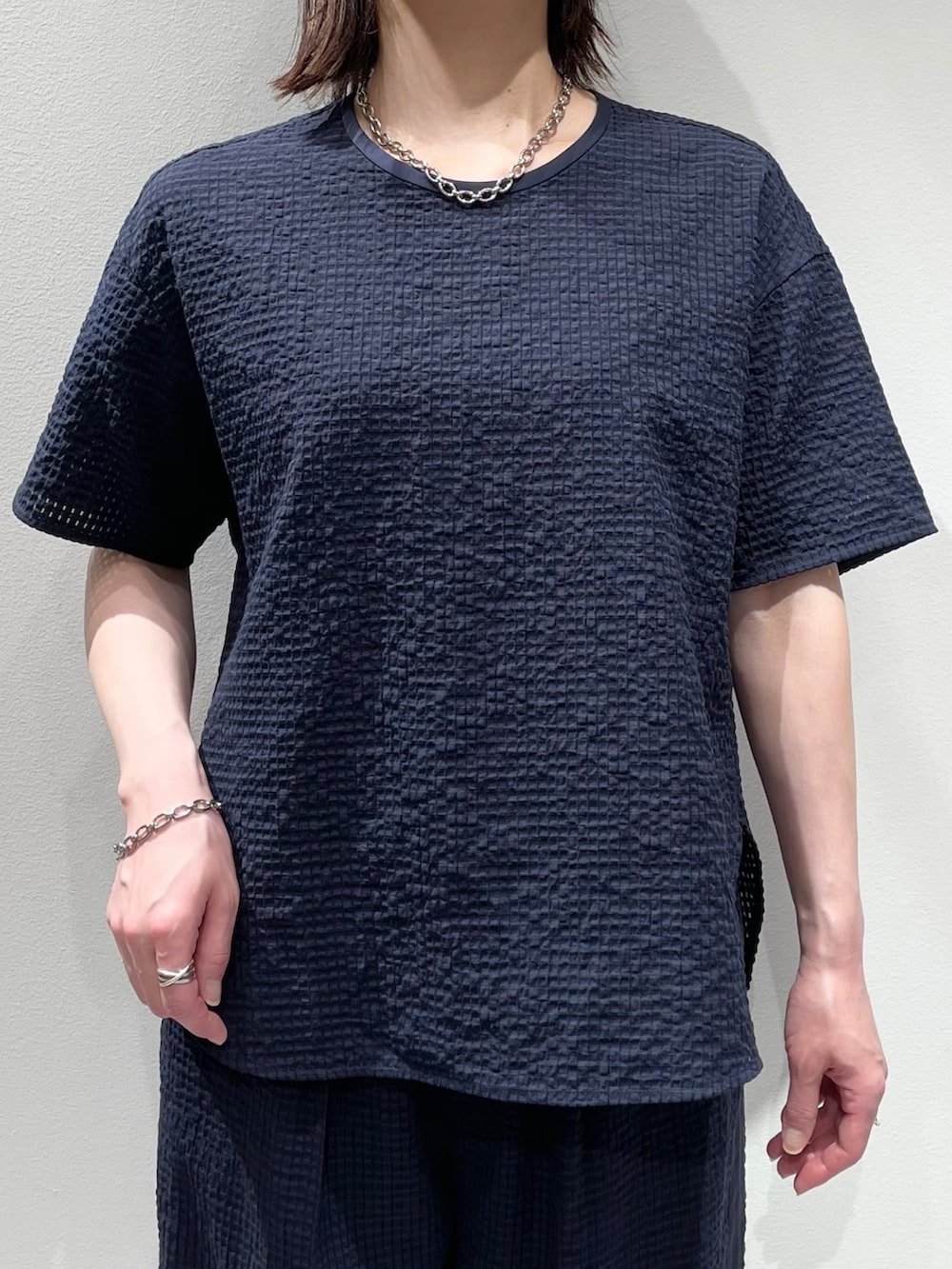 ブルー系のその他パンツ、ブルー系のTシャツ/カットソー、シルバー系のネックレスを着用したレディースの夏コーディネートの4枚目の写真