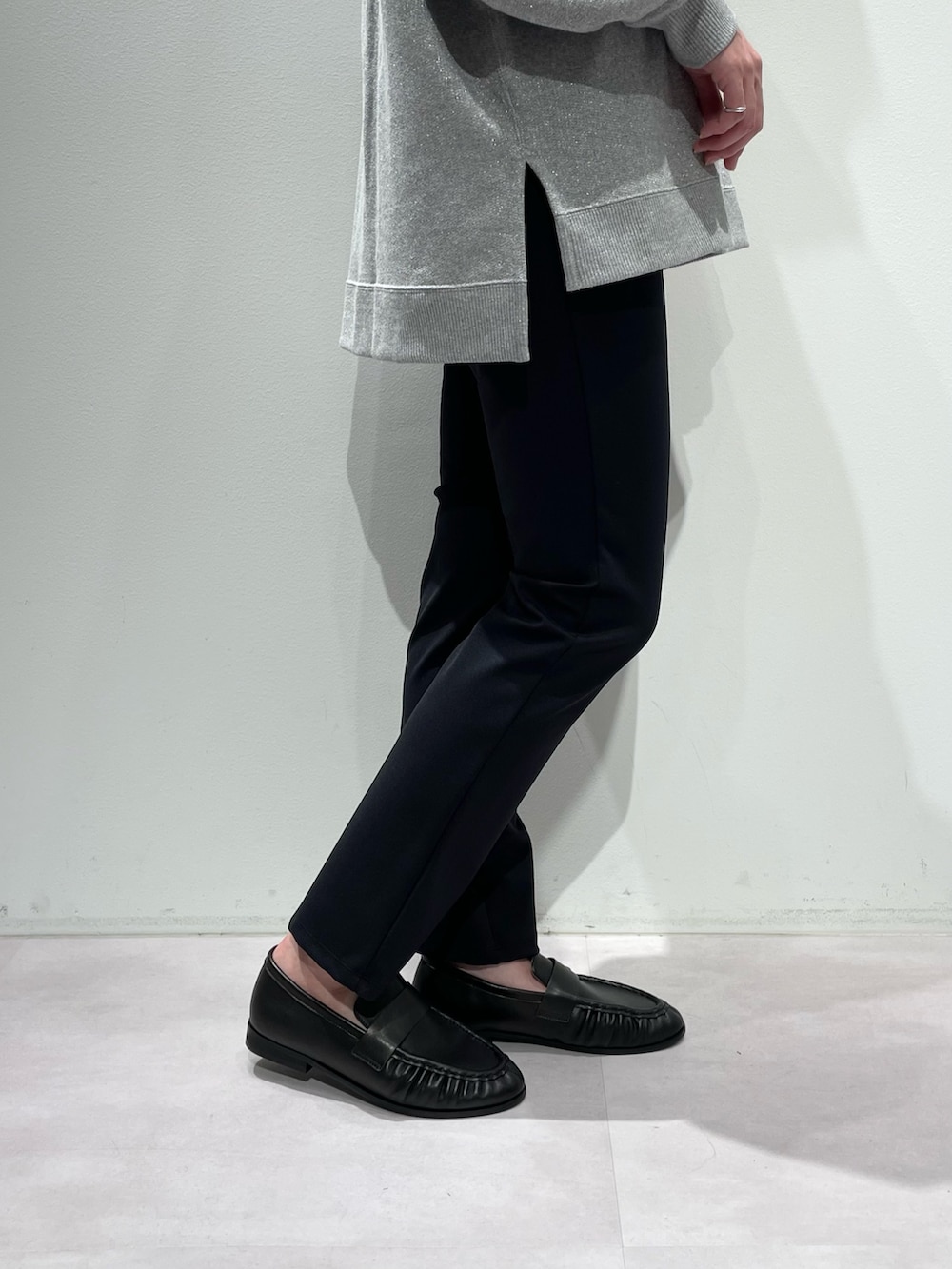 グレー系のその他パンツ、ブラック系のパンプス、グレー系のTシャツ/カットソーを着用したレディースの秋コーディネートの8枚目の写真