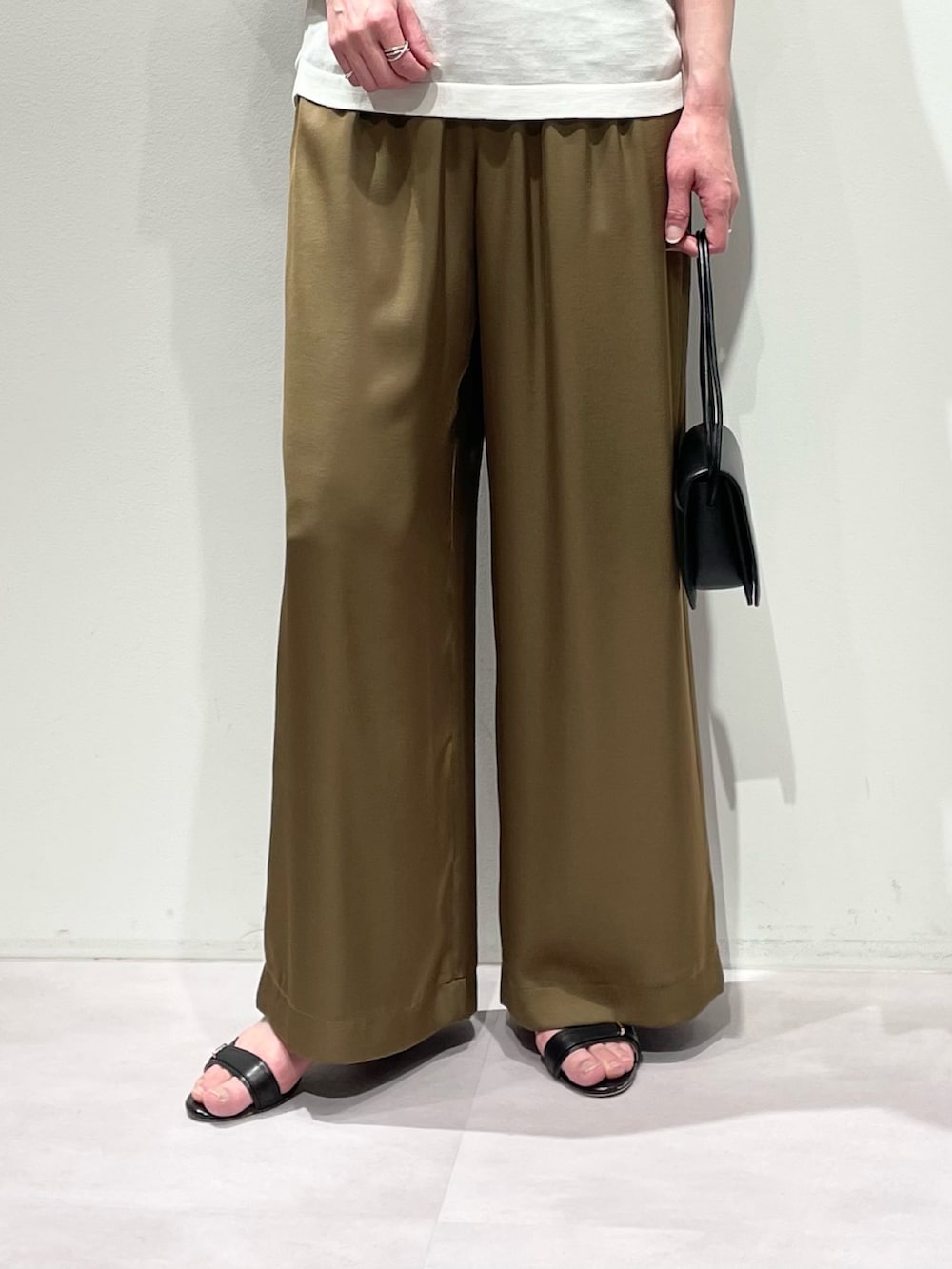 ホワイト系のニット/セーター、グリーン系のその他パンツ、ゴールド系のネックレスを着用したレディースの春コーディネートの8枚目の写真