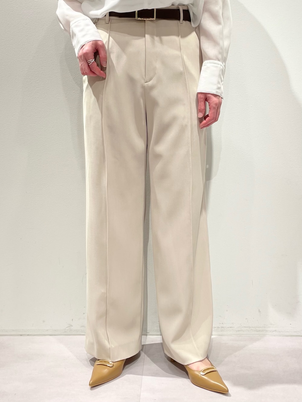 ホワイト系のシャツ/ブラウス、ベージュ系のその他パンツ、ベージュ系のテーラードジャケットを着用したレディースの春コーディネートの8枚目の写真