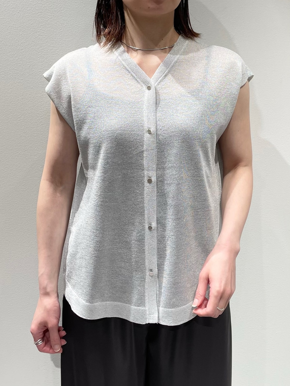 グレー系のその他パンツ、シルバー系のタンクトップ、シルバー系のカーディガン/ボレロを着用したレディースの春コーディネートの5枚目の写真
