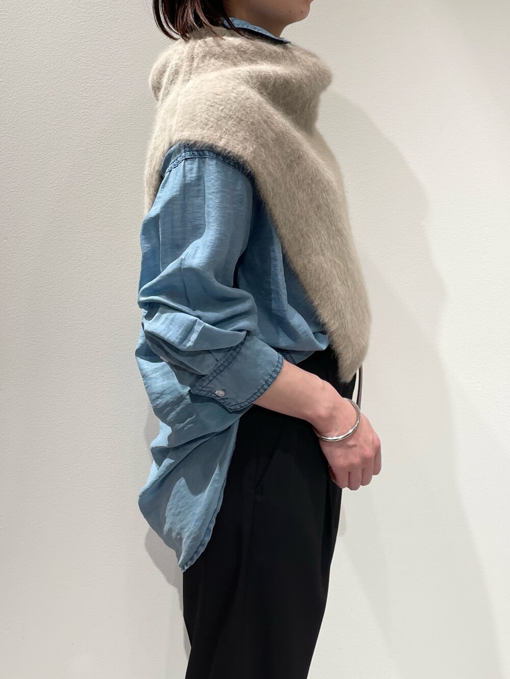 ブルー系のシャツ/ブラウス、ブラック系のその他パンツ、ブラウン系のベルトを着用したレディースの秋コーディネートの5枚目の写真
