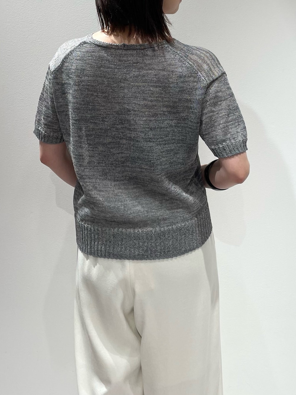 グレー系のニット/セーター、ホワイト系のその他パンツ、ブラウン系のサンダルを着用したレディースの夏コーディネートの6枚目の写真