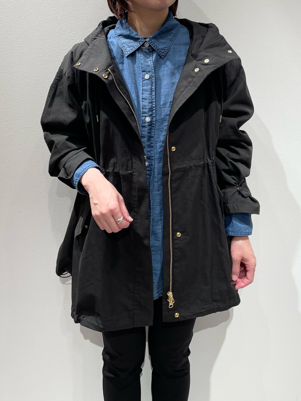 ブラック系のその他パンツ、ブルー系のシャツ/ブラウス、グリーン系のショルダーバッグを着用したレディースの秋コーディネートの4枚目の写真