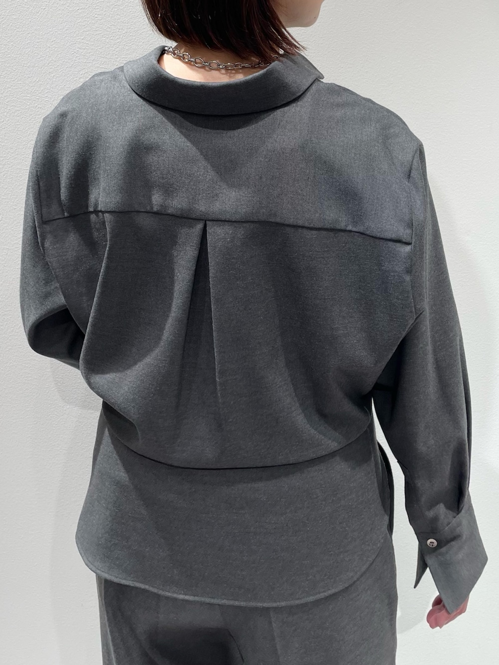 グレー系のその他パンツ、グレー系のシャツ/ブラウス、ブラック系のタンクトップを着用したレディースの秋コーディネートの6枚目の写真