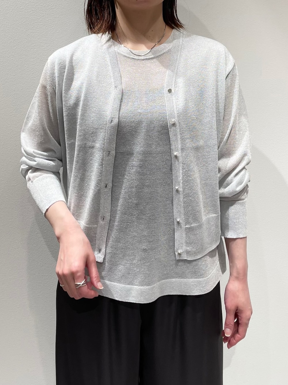 グレー系のその他パンツ、シルバー系のタンクトップ、シルバー系のカーディガン/ボレロを着用したレディースの春コーディネートの4枚目の写真