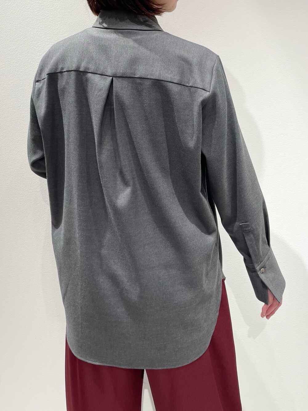 グレー系のシャツ/ブラウス、ブラック系のタンクトップ、レッド系のその他パンツを着用したレディースの秋コーディネートの7枚目の写真