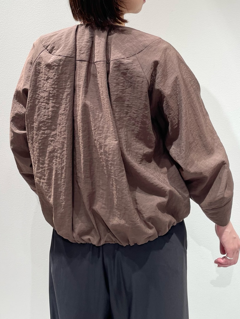 ブラック系のつなぎ/オールインワン、ブラウン系のブルゾン、ホワイト系のタンクトップを着用したレディースの夏コーディネートの6枚目の写真