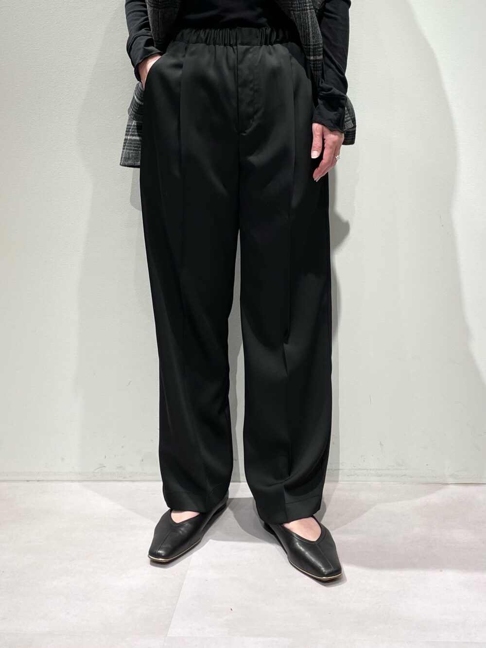 ブラック系のその他パンツ、ブラック系のTシャツ/カットソー、シルバー系のブローチ/コサージュを着用したレディースの秋コーディネートの7枚目の写真