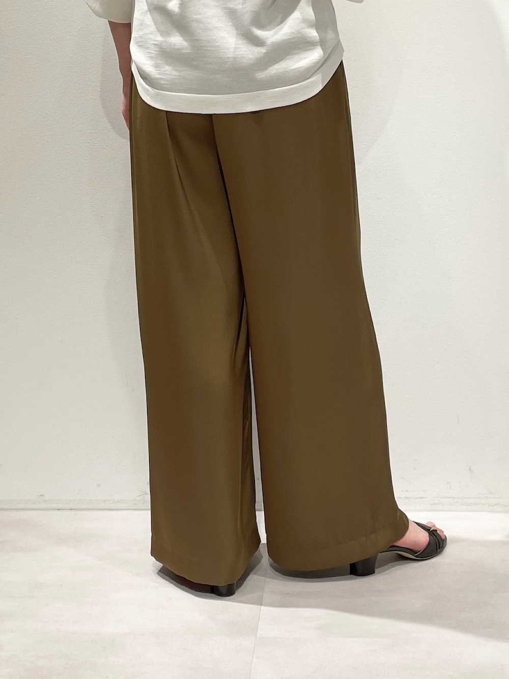 ホワイト系のニット/セーター、グリーン系のその他パンツ、ゴールド系のネックレスを着用したレディースの春コーディネートの10枚目の写真