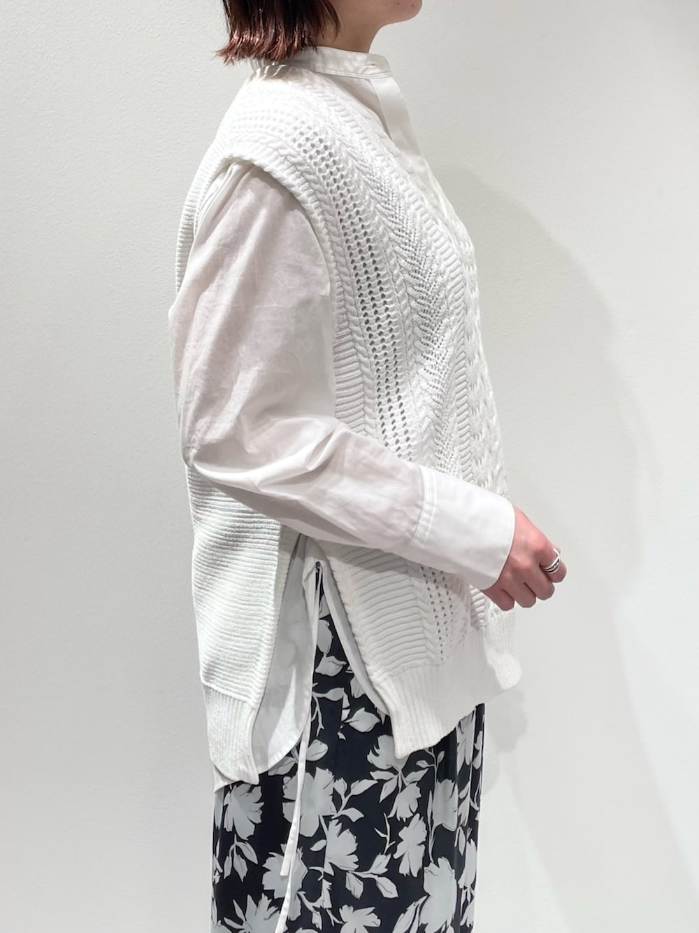 グレー系のその他パンツ、ホワイト系のニット/セーター、ゴールド系のネックレスを着用したレディースの冬コーディネートの5枚目の写真