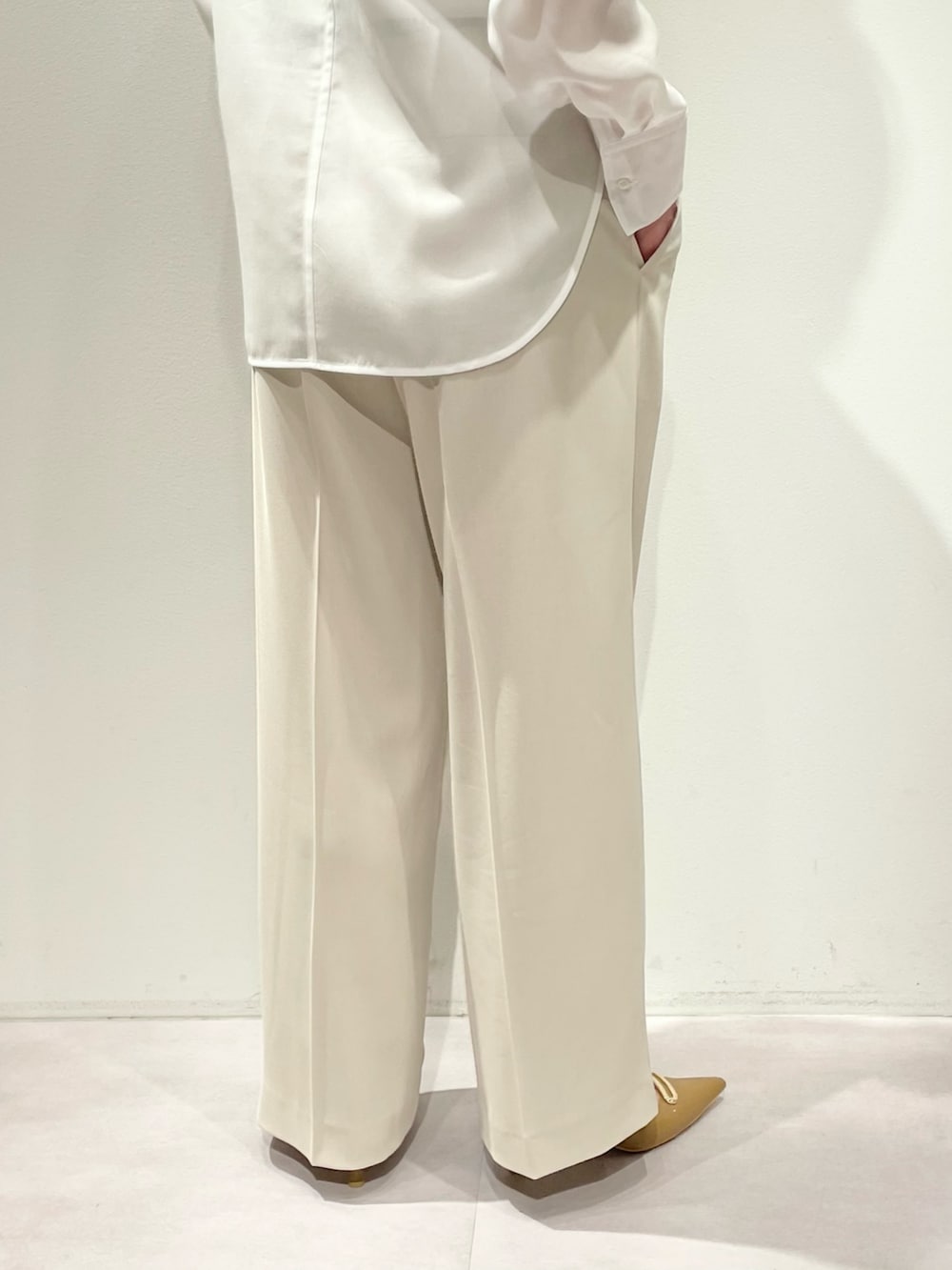 ホワイト系のシャツ/ブラウス、ベージュ系のその他パンツ、ベージュ系のテーラードジャケットを着用したレディースの春コーディネートの10枚目の写真