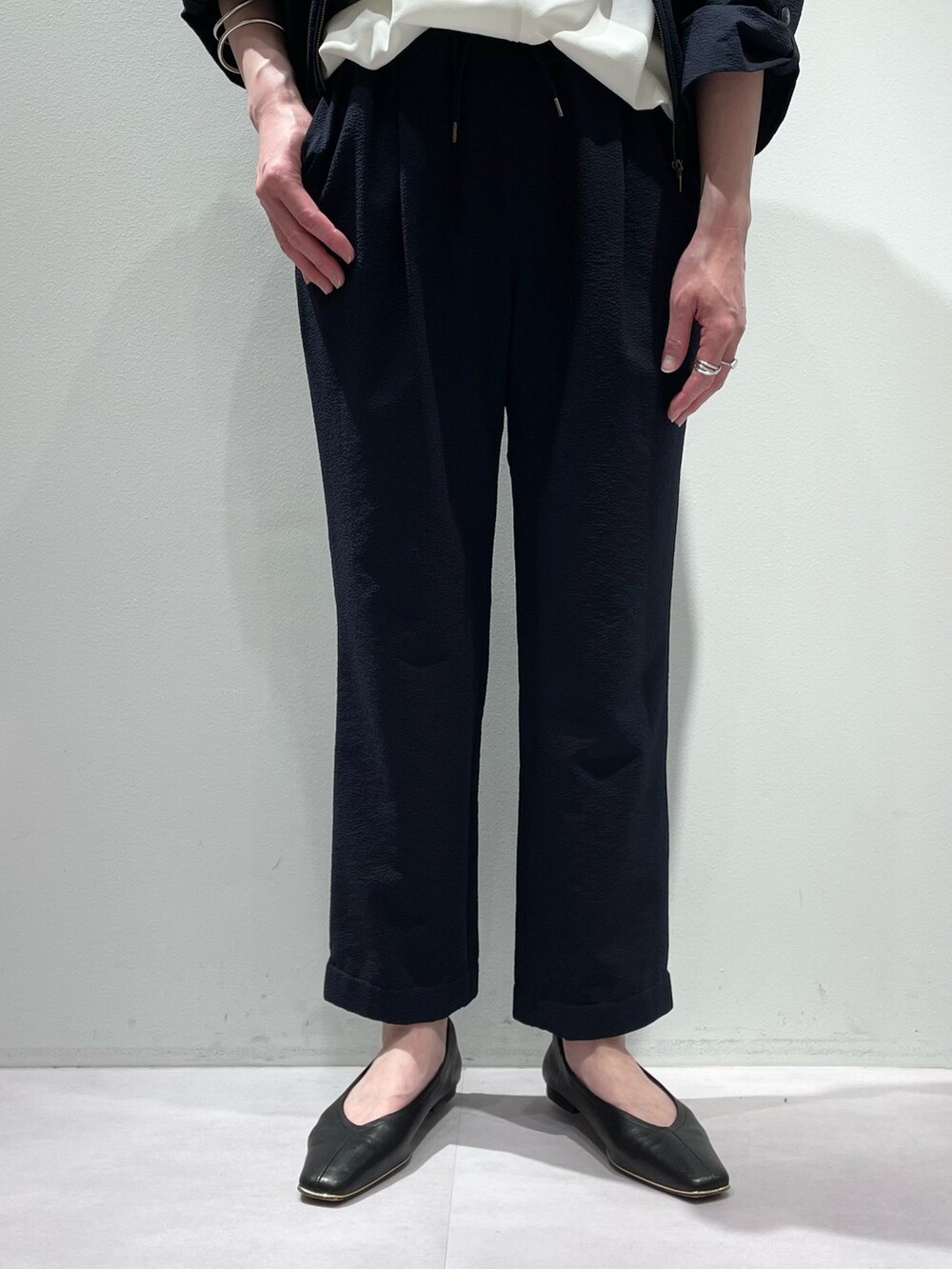 「LOWELL thingsのTwiste/ダブルポケット2WAYトート M(ショルダーバッグ、ホワイト系)」を使った、KAWAMURAさん(レディース・160cm)の夏コーディネートの7枚目の写真