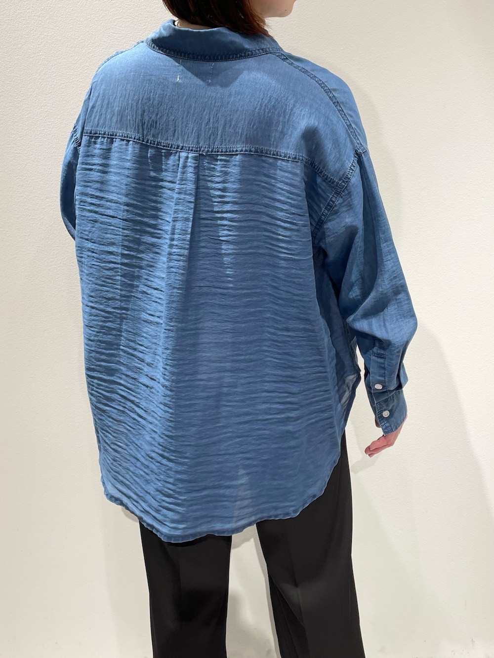 ブルー系のシャツ/ブラウス、ブラック系のその他パンツ、ブラック系のパンプスを着用したレディースの夏コーディネートの6枚目の写真