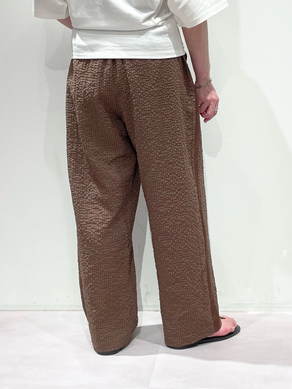 ホワイト系のTシャツ/カットソー、ブラウン系のその他パンツ、ブラウン系のサンダルを着用したレディースの夏コーディネートの9枚目の写真