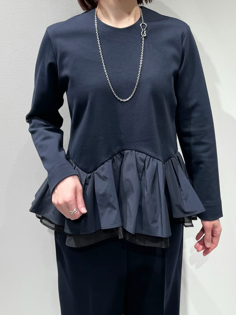 ブルー系のその他パンツ、ブルー系のショルダーバッグ、ブルー系のシャツ/ブラウスを着用したレディースの冬コーディネートの4枚目の写真