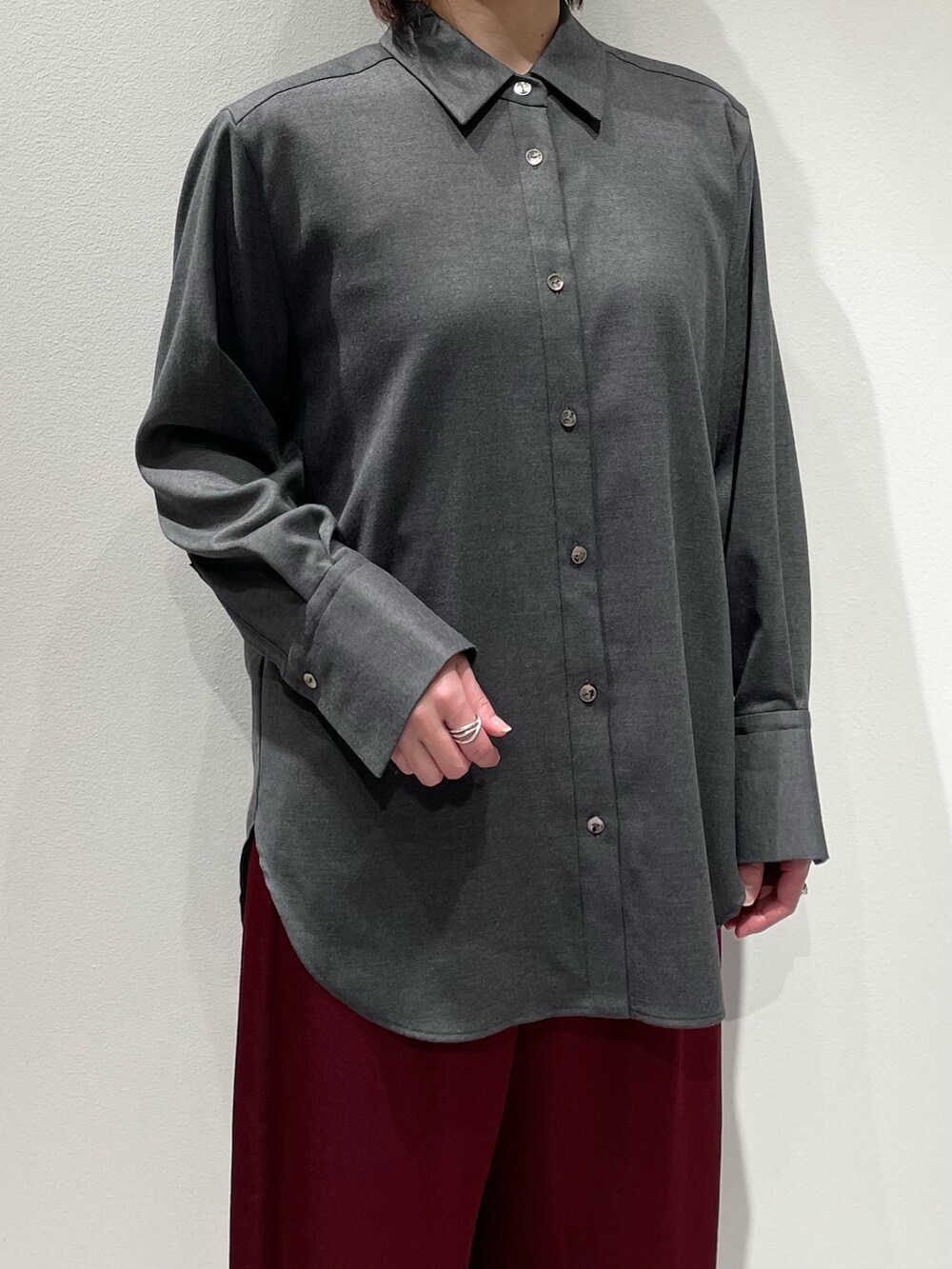 グレー系のシャツ/ブラウス、ブラック系のタンクトップ、レッド系のその他パンツを着用したレディースの秋コーディネートの4枚目の写真