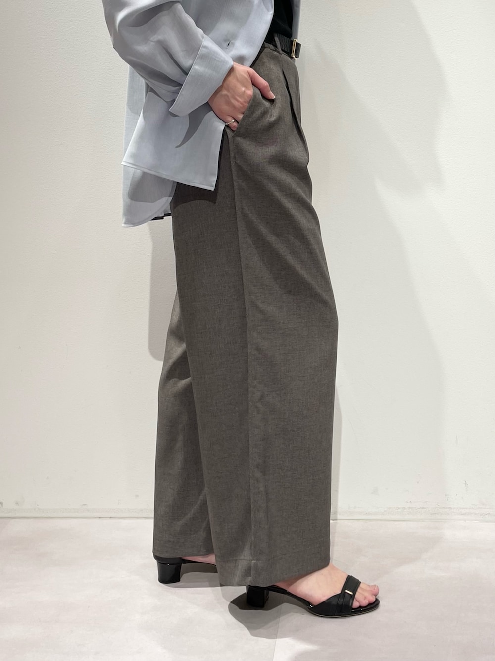 ブラック系のタンクトップ、グレー系のその他パンツ、ブルー系のシャツ/ブラウスを着用したレディースの夏コーディネートの9枚目の写真