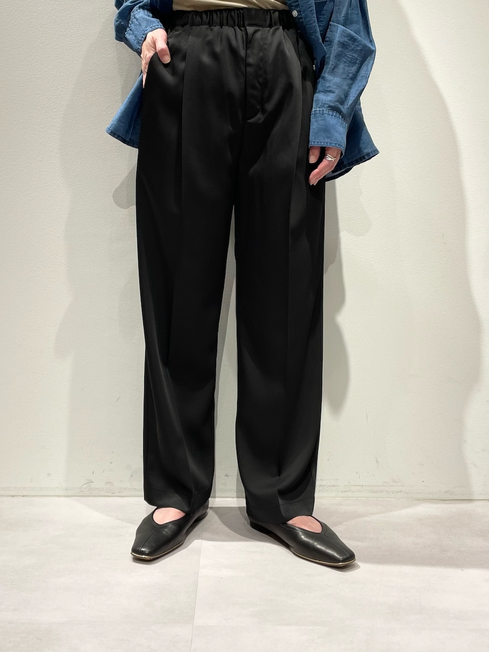 ブルー系のシャツ/ブラウス、ブラック系のその他パンツ、ブラック系のパンプスを着用したレディースの夏コーディネートの7枚目の写真