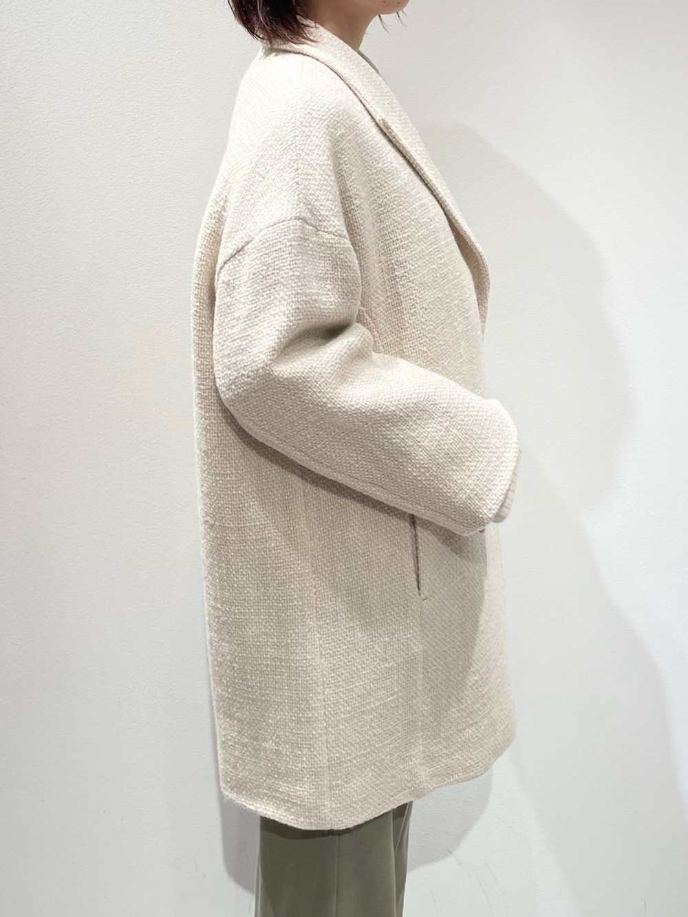 グリーン系のその他パンツ、ホワイト系のニット/セーター、ホワイト系のタンクトップを着用したレディースの冬コーディネートの5枚目の写真