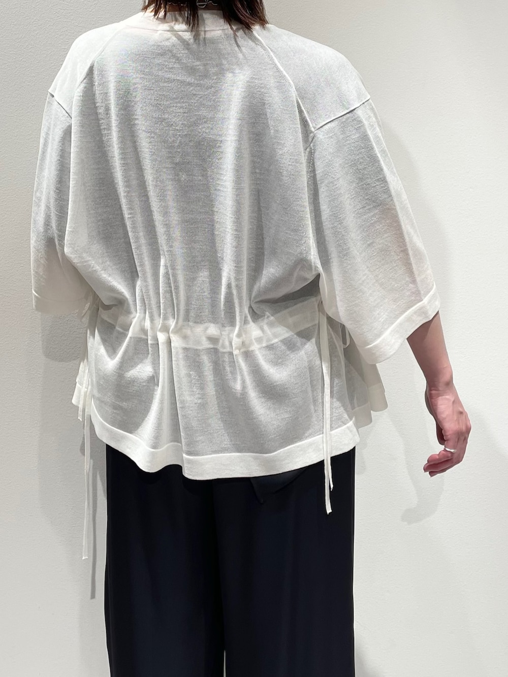 ホワイト系のブルゾン、ブルー系のシャツ/ブラウス、ブルー系のその他パンツを着用したレディースの夏コーディネートの5枚目の写真