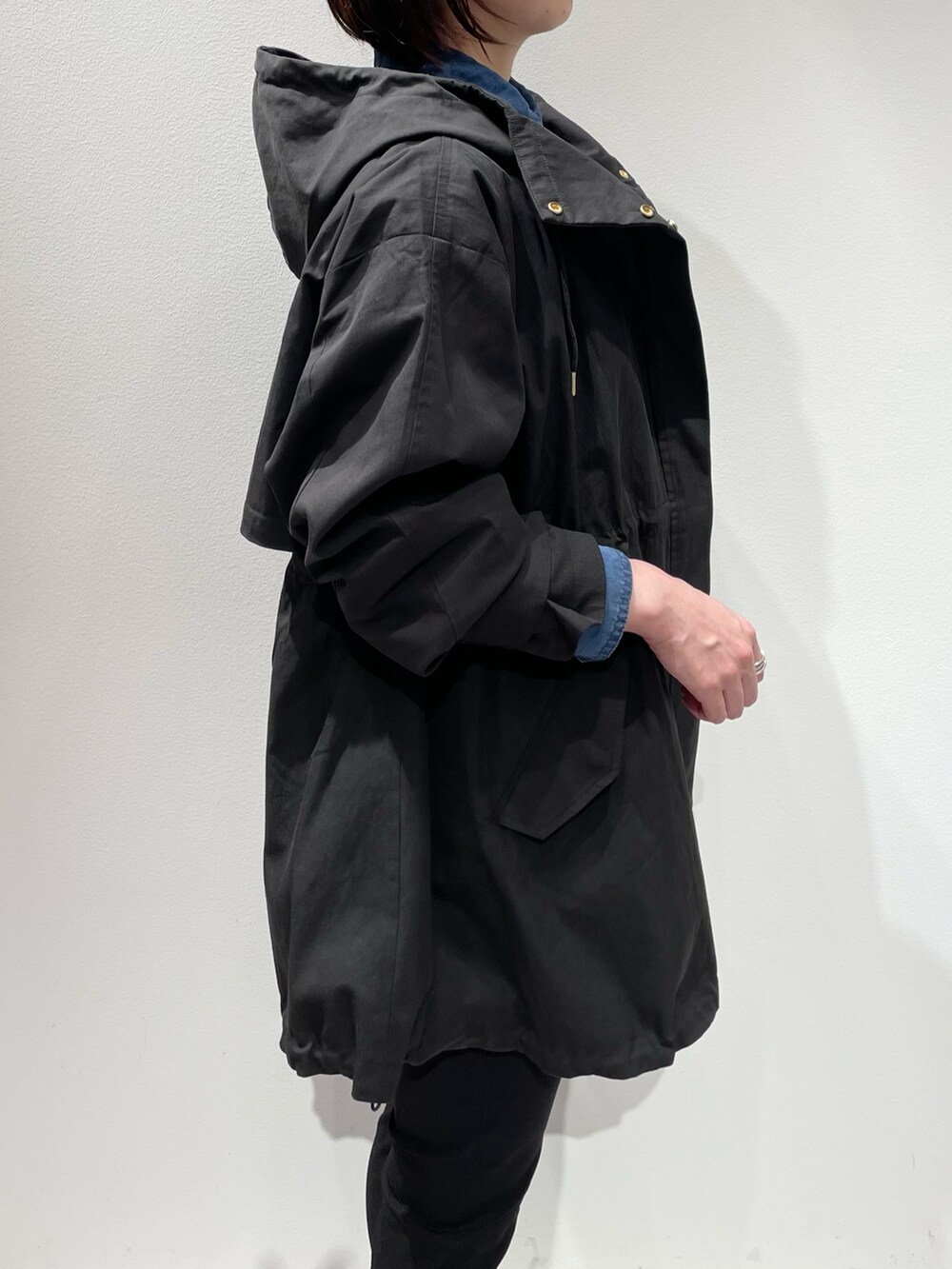 ブラック系のその他パンツ、ブルー系のシャツ/ブラウス、グリーン系のショルダーバッグを着用したレディースの秋コーディネートの6枚目の写真