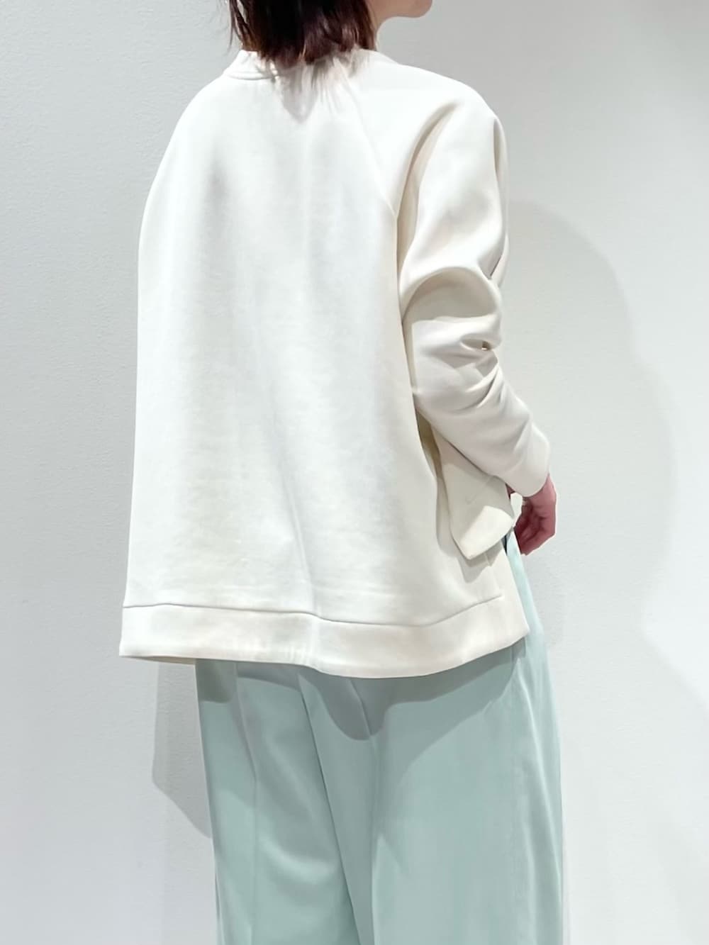 グリーン系のその他パンツ、ホワイト系のスウェット、シルバー系のネックレスを着用したレディースの冬コーディネートの6枚目の写真