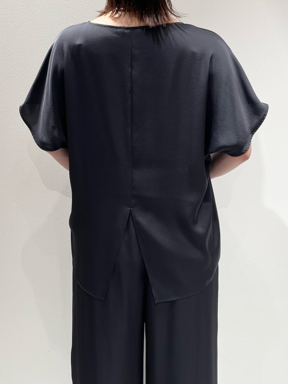 ホワイト系のブルゾン、ブルー系のシャツ/ブラウス、ブルー系のその他パンツを着用したレディースの夏コーディネートの8枚目の写真