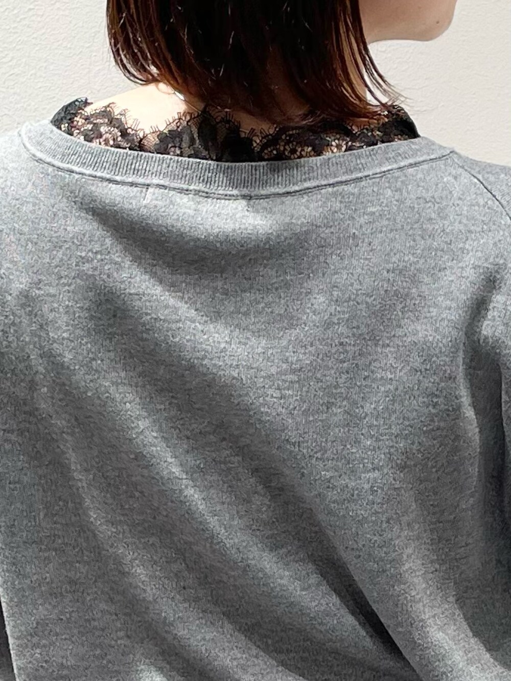 ブルー系のその他パンツ、グレー系のニット/セーター、シルバー系のネックレスを着用したレディースの冬コーディネートの5枚目の写真