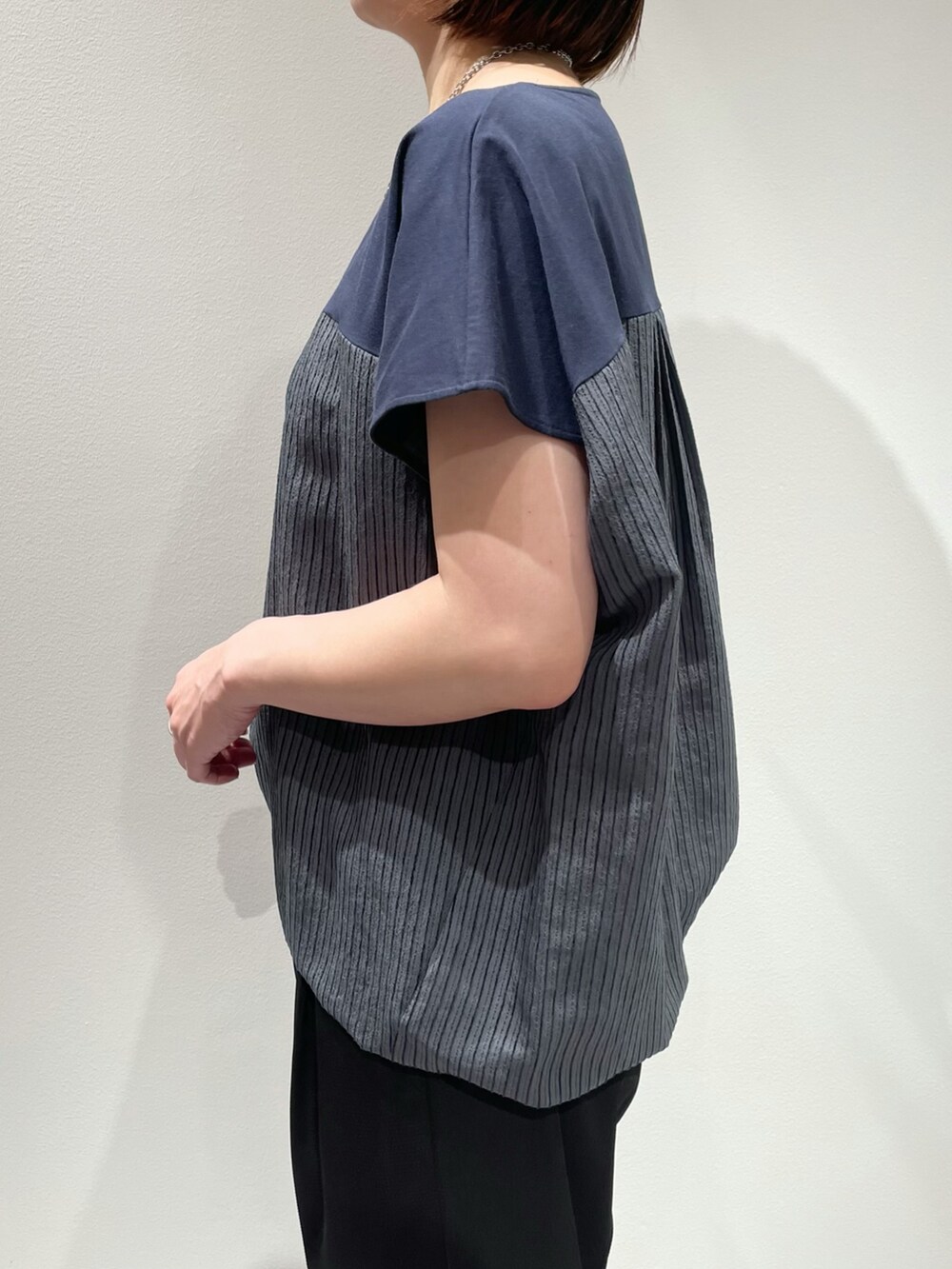 ブラック系のその他パンツ、ブルー系のTシャツ/カットソー、ブラック系のパンプスを着用したレディースの夏コーディネートの5枚目の写真