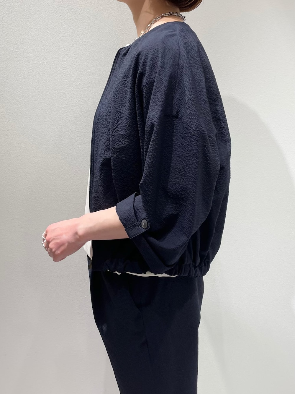 「LOWELL thingsのTwiste/ダブルポケット2WAYトート M(ショルダーバッグ、ホワイト系)」を使った、KAWAMURAさん(レディース・160cm)の夏コーディネートの5枚目の写真
