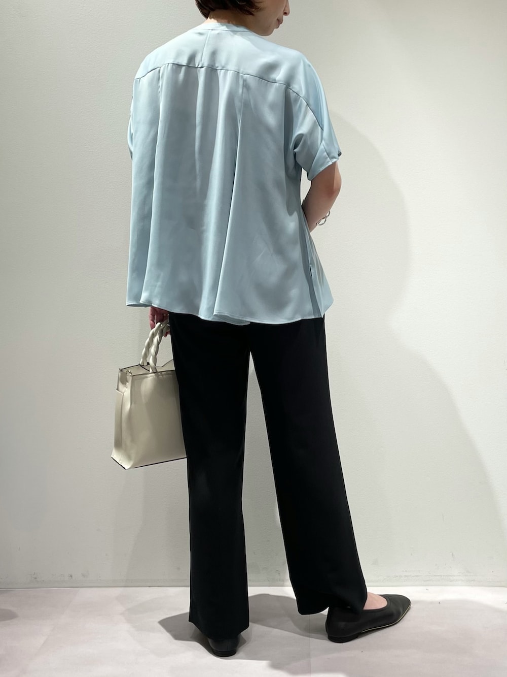 「カリテ(qualite)、LOWELL things、Aubannister、ブラウスコーデ、ブラウス×パンツ、オフィスカジュアル、夏ファッション、半袖ブラウス、ブルーブラウス、接触冷感パンツ、ウエストゴム、スリットパンツ、足長効果、トートバッグ、ローヒールパンプス」|「qualiteのバックサテンジョーゼットベンツパンツ(スラックス、ブラック系)」を使った、KAWAMURAさん(レディース・160cm)の夏コーディネートの3枚目の写真