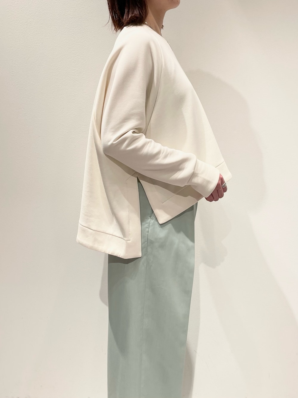 グリーン系のその他パンツ、ホワイト系のスウェット、シルバー系のネックレスを着用したレディースの冬コーディネートの5枚目の写真