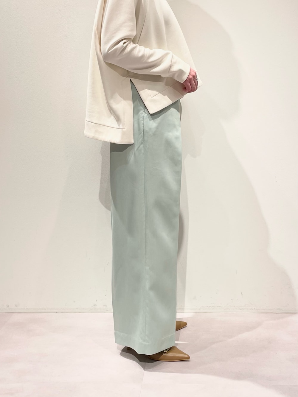 グリーン系のその他パンツ、ホワイト系のスウェット、シルバー系のネックレスを着用したレディースの冬コーディネートの8枚目の写真