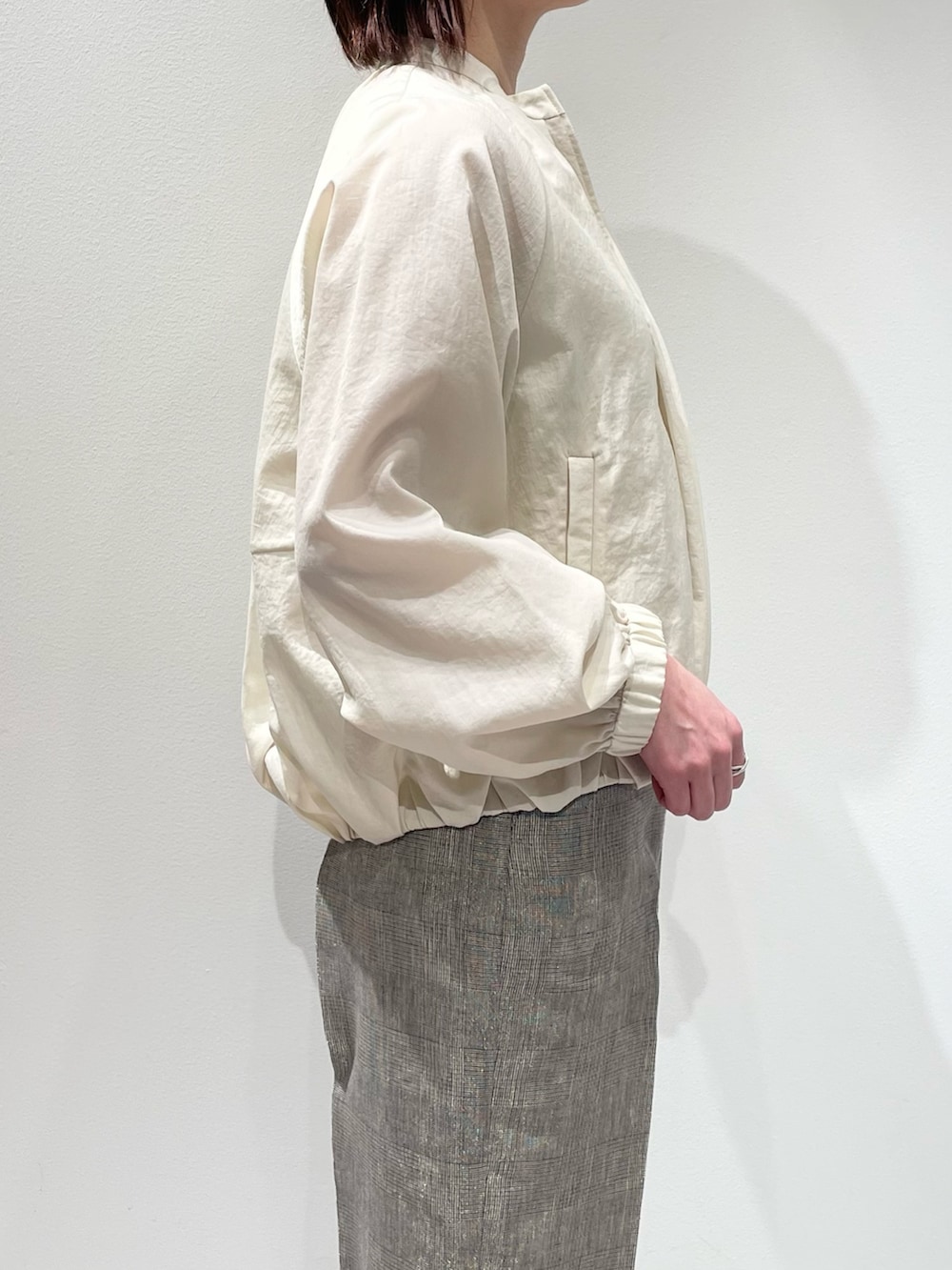 ホワイト系のタンクトップ、ホワイト系のブルゾン、ベージュ系のその他パンツを着用したレディースの春コーディネートの5枚目の写真