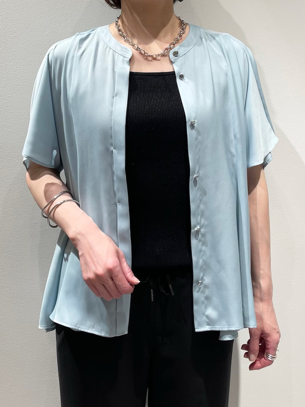 「カリテ(qualite)、LOWELL things、Aubannister、ブラウスコーデ、ブラウス×パンツ、オフィスカジュアル、夏ファッション、半袖ブラウス、ブルーブラウス、接触冷感パンツ、ウエストゴム、スリットパンツ、足長効果、トートバッグ、ローヒールパンプス」|「qualiteのバックサテンジョーゼットベンツパンツ(スラックス、ブラック系)」を使った、KAWAMURAさん(レディース・160cm)の夏コーディネートの5枚目の写真