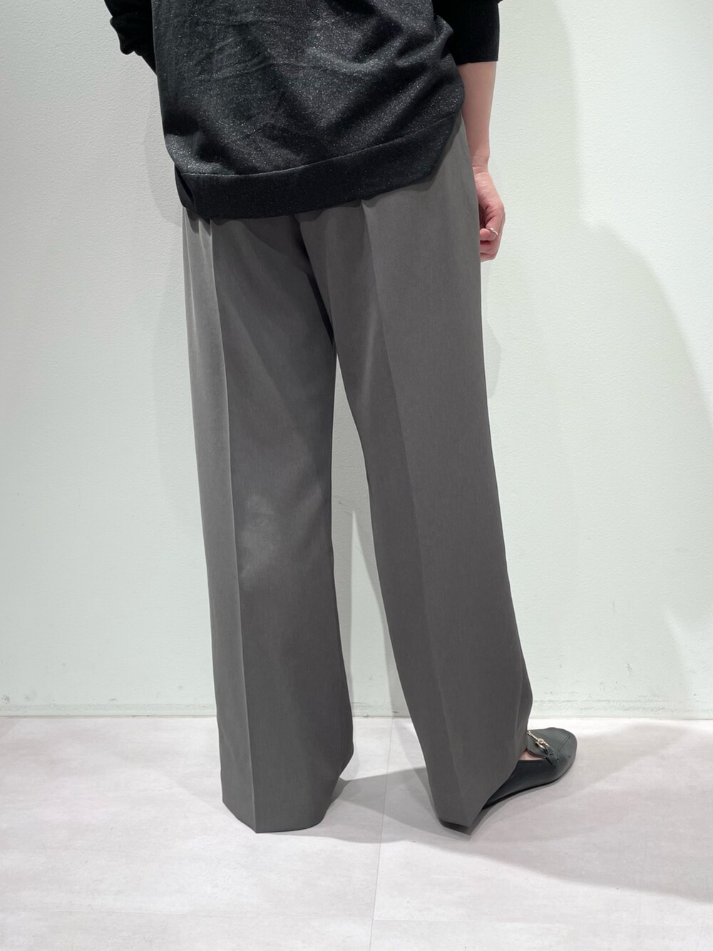 ブラック系のニット/セーター、グレー系のその他パンツ、シルバー系のネックレスを着用したレディースの秋コーディネートの9枚目の写真