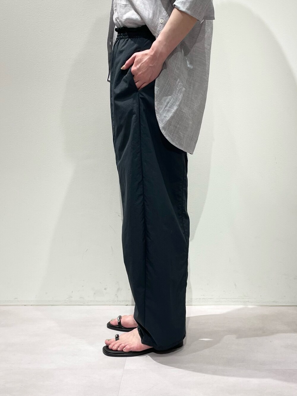 ホワイト系のニット/セーター、パープル系のシャツ/ブラウス、グレー系のその他パンツを着用したレディースの春コーディネートの8枚目の写真