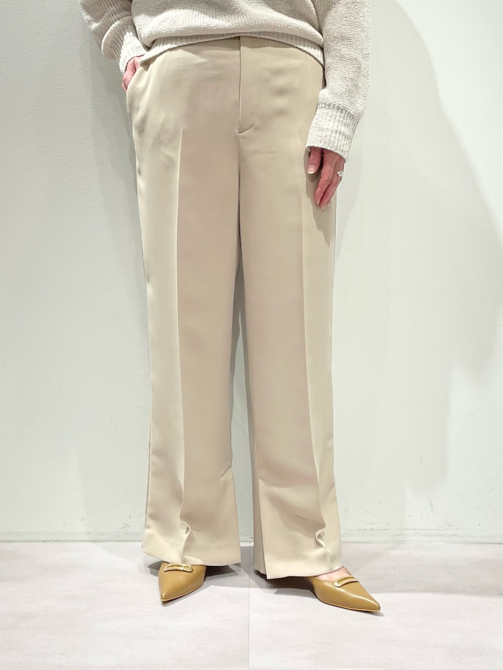 ベージュ系のその他パンツ、ベージュ系のニット/セーター、シルバー系のネックレスを着用したレディースの冬コーディネートの7枚目の写真