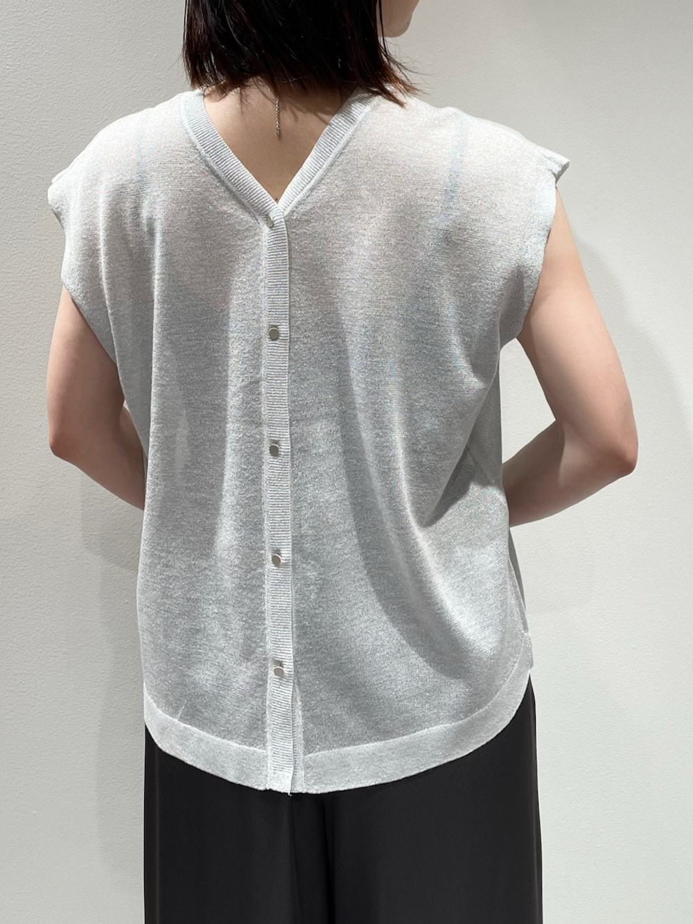 グレー系のその他パンツ、シルバー系のタンクトップ、シルバー系のカーディガン/ボレロを着用したレディースの春コーディネートの8枚目の写真