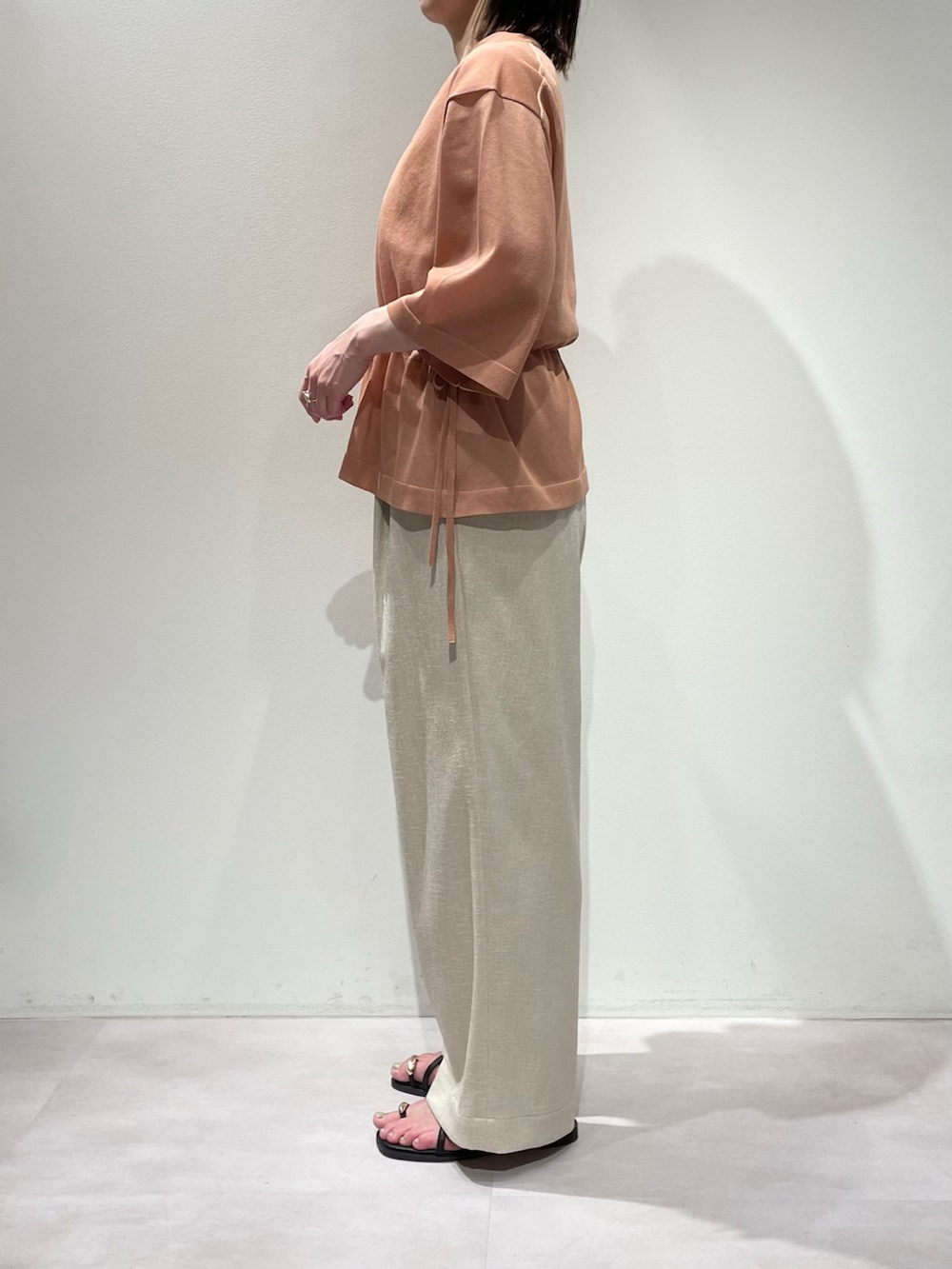 ベージュ系のその他パンツ、ピンク系のブルゾン、ホワイト系のニット/セーターを着用したレディースの夏コーディネートの2枚目の写真