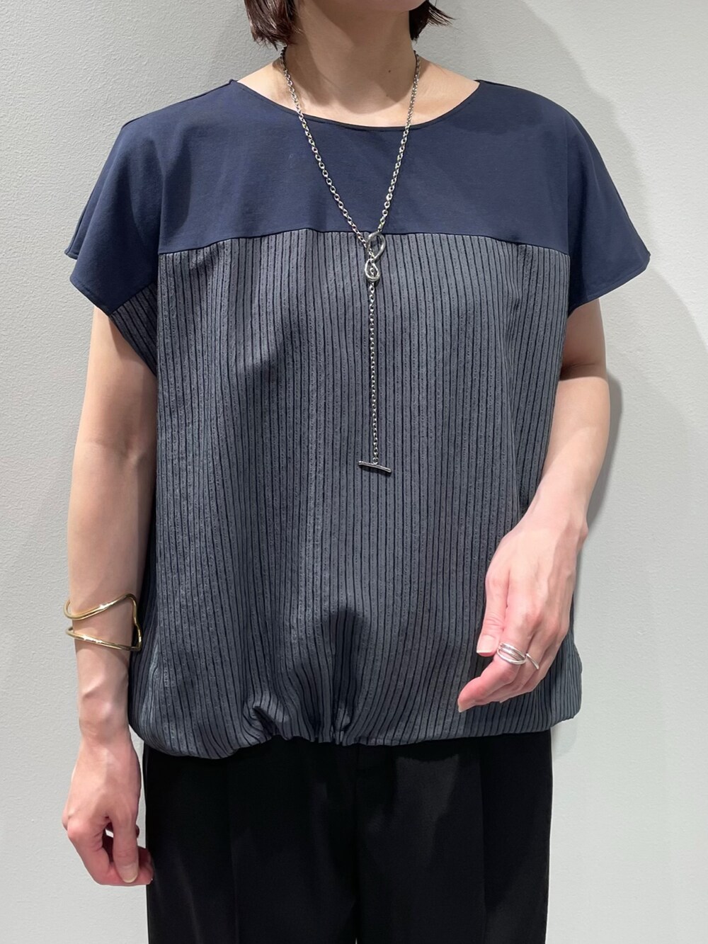 ブラック系のその他パンツ、ブルー系のTシャツ/カットソー、ブラック系のパンプスを着用したレディースの夏コーディネートの4枚目の写真